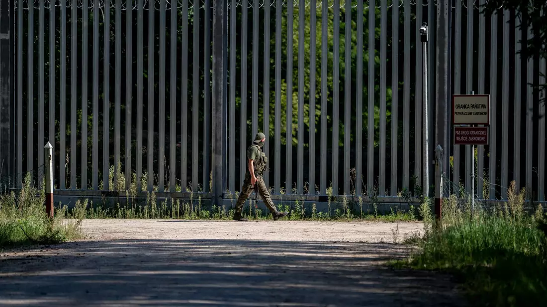 Ein Fahrzeug der polnische Grenzschützer fährt am Grenzzaun auf der polnischen Seite zu Belarus entlang. Polen will das Recht auf Asyl aussetzen. (Archivbild) - Bild: Fabian Sommer/dpa