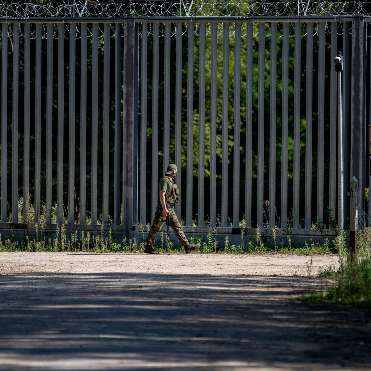 Ein Fahrzeug der polnische Grenzschützer fährt am Grenzzaun auf der polnischen Seite zu Belarus entlang. Polen will das Recht auf Asyl aussetzen. (Archivbild) - Foto: Fabian Sommer/dpa
