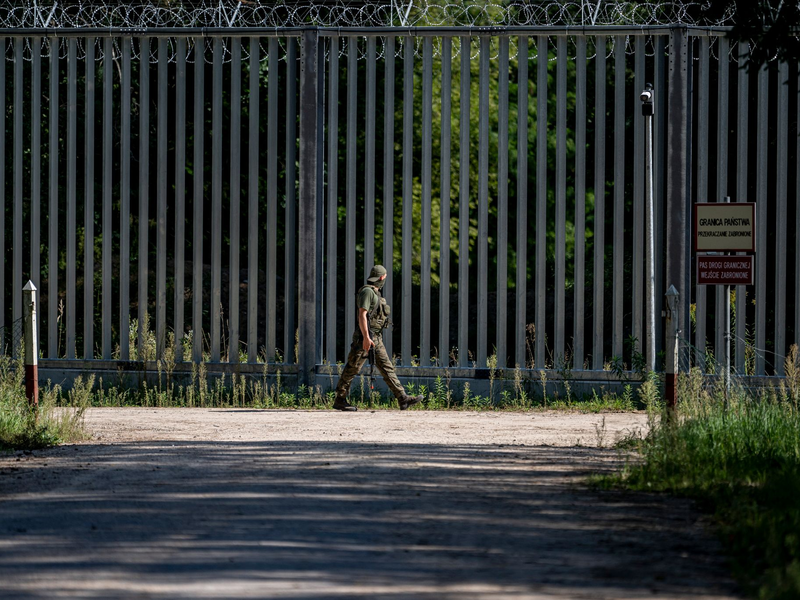 Festnahme an der polnischen Grenze zu Belarus. Es gibt zahlreiche Berichte zu Gewalt und Misshandlungen durch Grenzbeamte gegen Migranten und Flüchtlinge. (Symbolbild) - Foto: Fabian Sommer/dpa