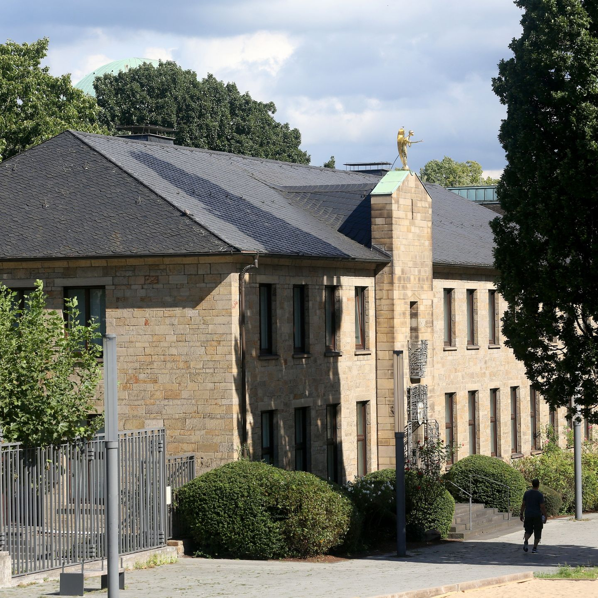 Der Bischofssitz am Essener Dom. - Foto: Roland Weihrauch/dpa