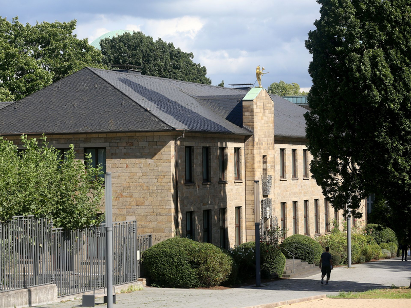 Der Bischofssitz am Essener Dom. - Foto: Roland Weihrauch/dpa