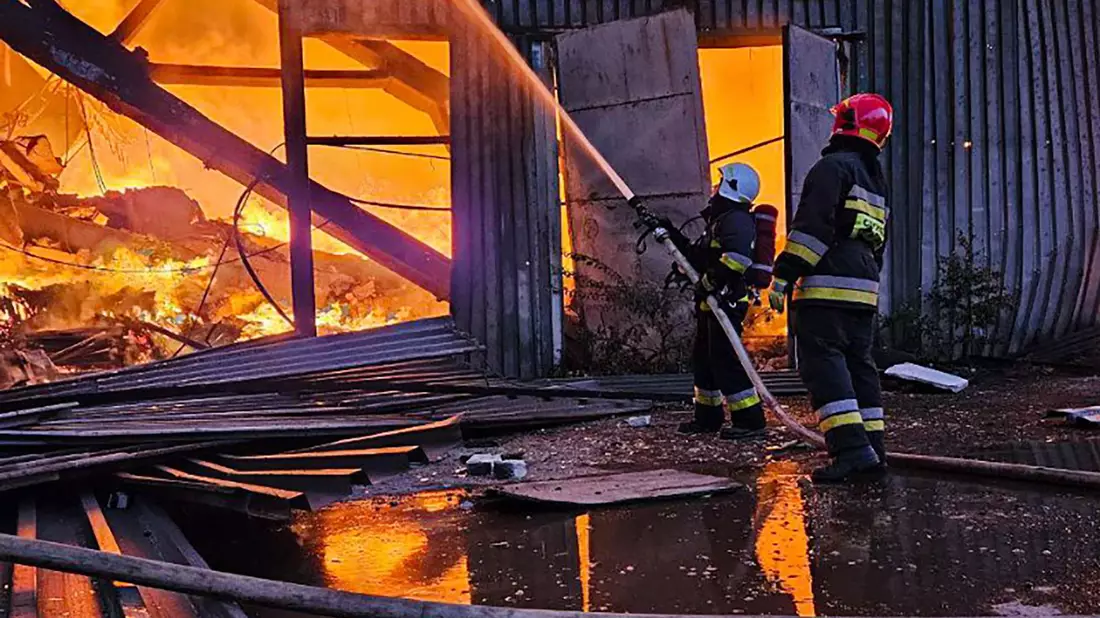 Rettungskräfte bei Löscharbeiten nach einem russischen Luftangriff auf die westukrainische Stadt Lwiw. - Bild: ---/Ukrainian Emergency Service/AP/dpa