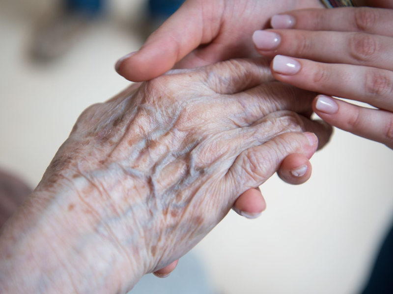 Nicht alle Pflegeheime sind gleich gut. Unterschiede gibt es aber auch auf regionaler Ebene. - Foto: Christophe Gateau/dpa