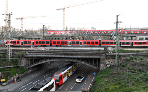 Das bundesweit einheitliche Deutschlandticket könnte 2024 teurer werden. - Foto: Roberto Pfeil/dpa