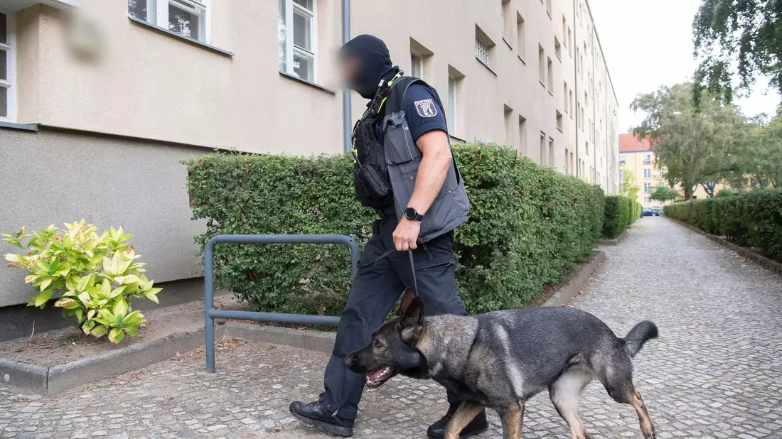 Einsatzkräfte der Polizei führen eine Razzia gegen eine Neonazi-Gruppe in Berlin-Alt-Hohenschönhausen durch. - Bild: Paul Zinken/dpa