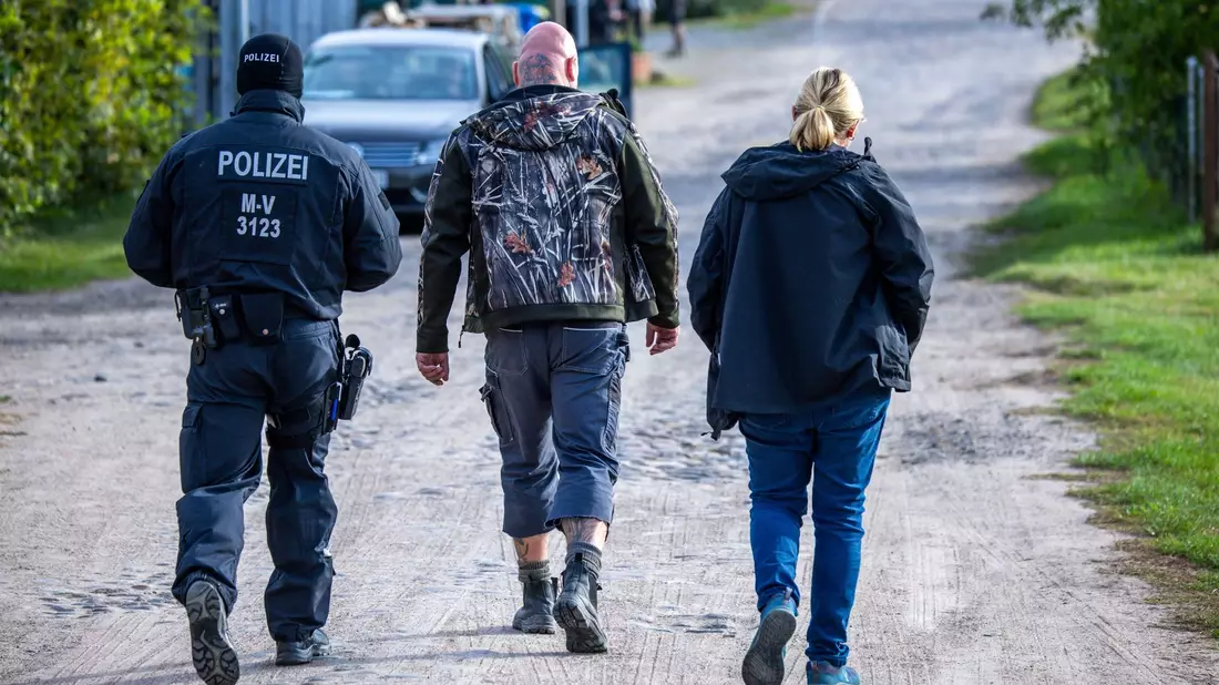 Durchsuchungsaktion auf einem Grundstück im mecklenburgischen Jamel. Bundesinnenministerin Faeser hat den rechtsextremistischen Verein «Hammerskins Deutschland» sowie seine regionalen Ableger und die Teilorganisation «Crew 38» verboten. - Bild: Jens Büttner/dpa