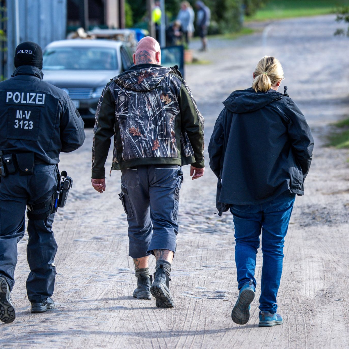 Durchsuchungsaktion auf einem Grundstück im mecklenburgischen Jamel. Bundesinnenministerin Faeser hat den rechtsextremistischen Verein «Hammerskins Deutschland» sowie seine regionalen Ableger und die Teilorganisation «Crew 38» verboten. - Foto: Jens Büttner/dpa