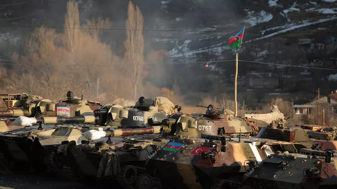 Aaserbaidschanische Panzer bei Kalbajar (Archivbild). - Bild: Emrah Gurel/AP/dpa