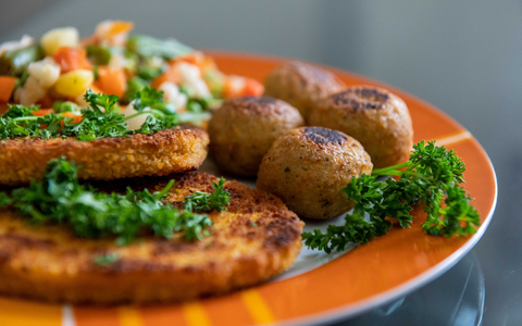 Wichtigste Gründe dafür, mehr pflanzliche Produkte zu kaufen, sind der Umfrage zufolge der Umweltschutz, das Tierwohl und die eigene Gesundheit. - Foto: Silas Stein/dpa