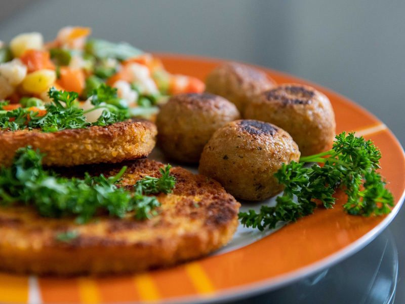 Wichtigste Gründe dafür, mehr pflanzliche Produkte zu kaufen, sind der Umfrage zufolge der Umweltschutz, das Tierwohl und die eigene Gesundheit. - Foto: Silas Stein/dpa