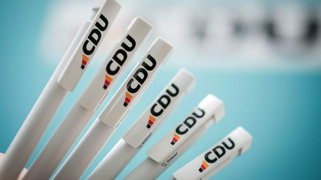 Kugelschreiber mit dem neuen CDU-Logo. - Bild: Kay Nietfeld/dpa