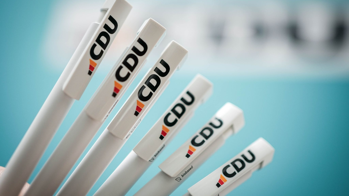 Kugelschreiber mit dem neuen CDU-Logo. - Foto: Kay Nietfeld/dpa