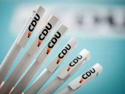 Kugelschreiber mit dem neuen CDU-Logo. - Foto: Kay Nietfeld/dpa