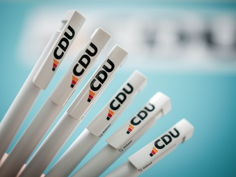 Kugelschreiber mit dem neuen CDU-Logo. - Foto: Kay Nietfeld/dpa