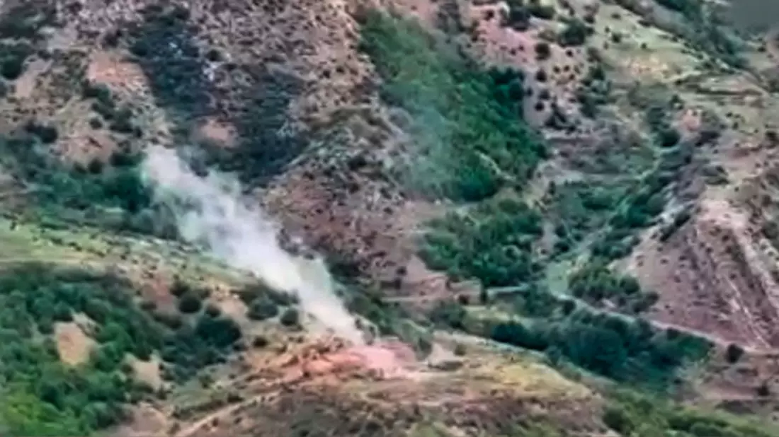 Videostandbild vom aserbaidschanischen Verteidigungsministerium: Rauch steigt über einem Gebiet auf, in dem sich nach aserbaidschanischen Angaben Stellungen der armenischen Streitkräfte befinden. - Bild: ---/Defense Ministry of Azerbaijan/AP/dpa