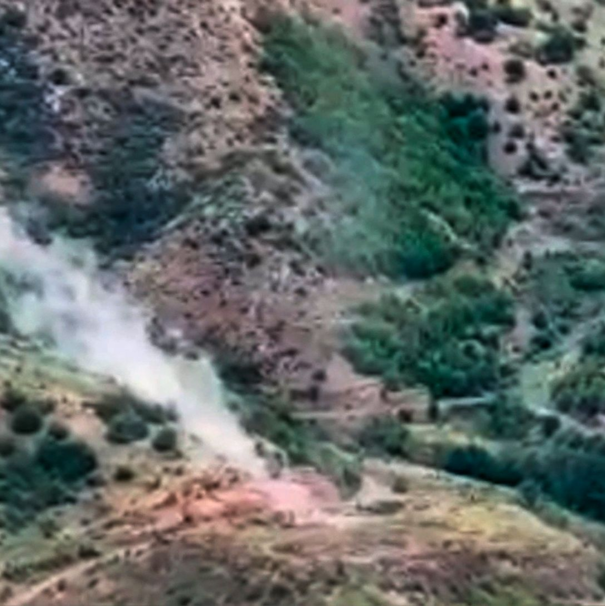 Videostandbild vom aserbaidschanischen Verteidigungsministerium: Rauch steigt über einem Gebiet auf, in dem sich nach aserbaidschanischen Angaben Stellungen der armenischen Streitkräfte befinden. - Foto: ---/Defense Ministry of Azerbaijan/AP/dpa