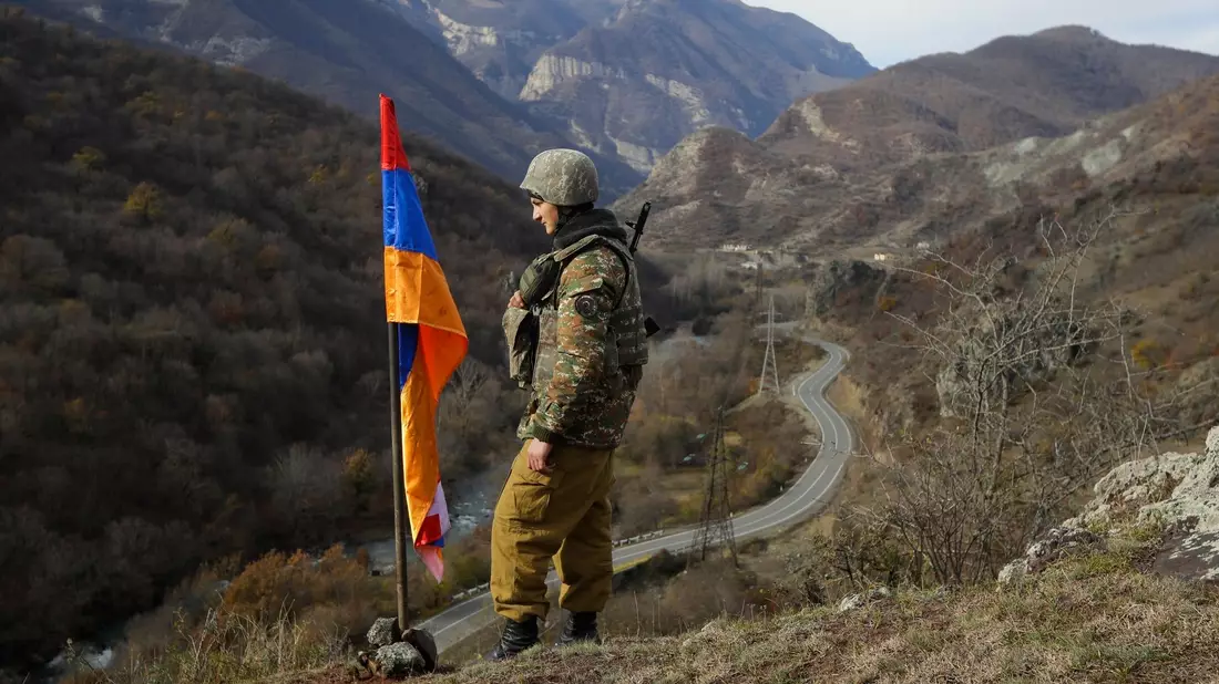 Ein armenischer Soldat in der Nähe von Charektar in der separatistischen Region Berg-Karabach. - Bild: Sergei Grits/AP/dpa