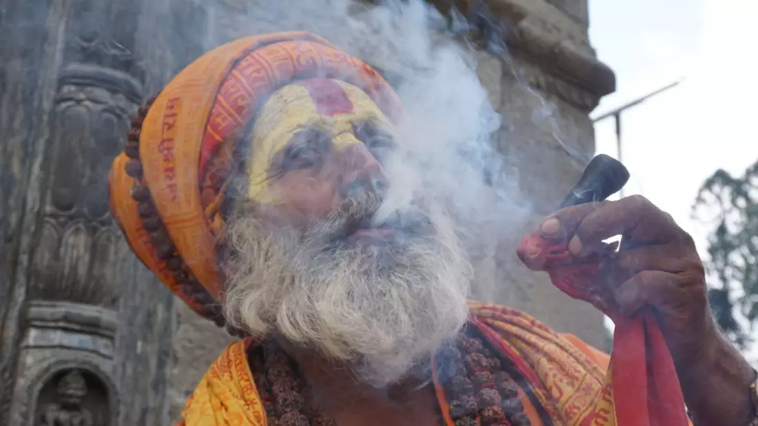 Ein Sadhu raucht Marihuana auf dem Gelände eines Tempels in Kathmandu. - Bild: Anne-Sophie Galli/dpa