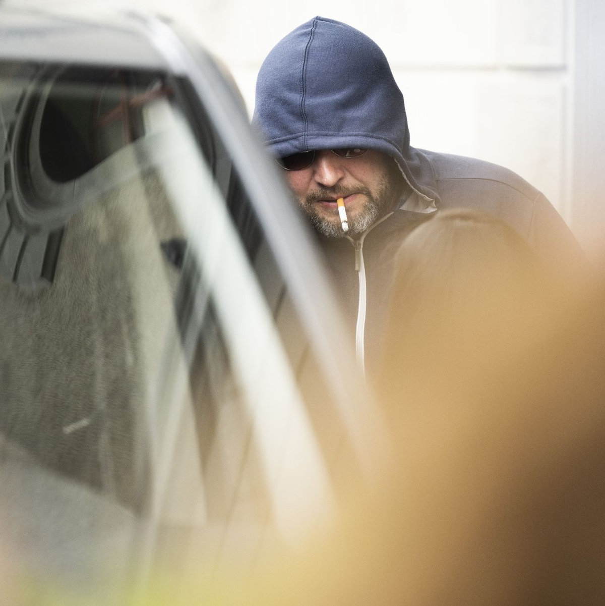 Der 44-jährige Juri Garawski aus Belarus steht während einer Pause vor dem Gericht in St. Gallen. - Foto: Gian Ehrenzeller/KEYSTONE/dpa