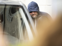 Der 44-jährige Juri Garawski aus Belarus steht während einer Pause vor dem Gericht in St. Gallen. - Foto: Gian Ehrenzeller/KEYSTONE/dpa