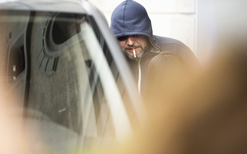Der 44-jährige Juri Garawski aus Belarus steht während einer Pause vor dem Gericht in St. Gallen. - Foto: Gian Ehrenzeller/KEYSTONE/dpa