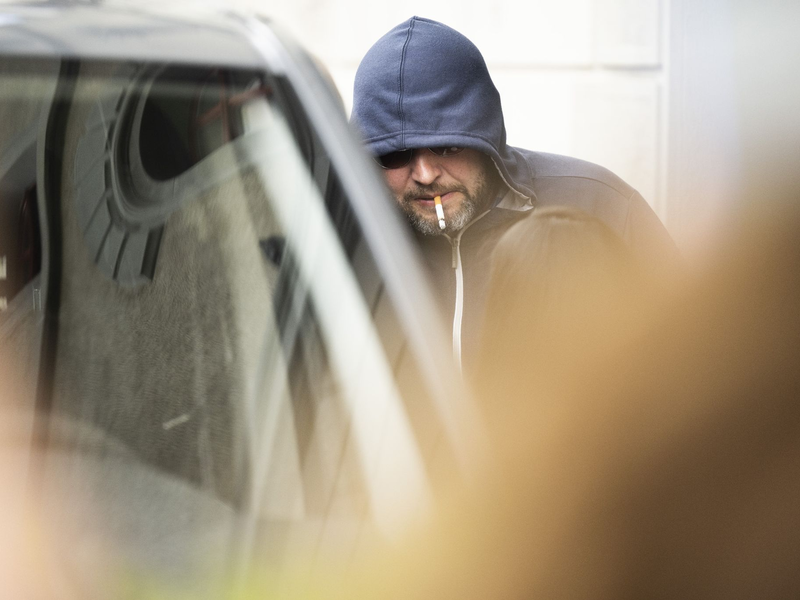 Der 44-jährige Juri Garawski aus Belarus steht während einer Pause vor dem Gericht in St. Gallen. - Foto: Gian Ehrenzeller/KEYSTONE/dpa