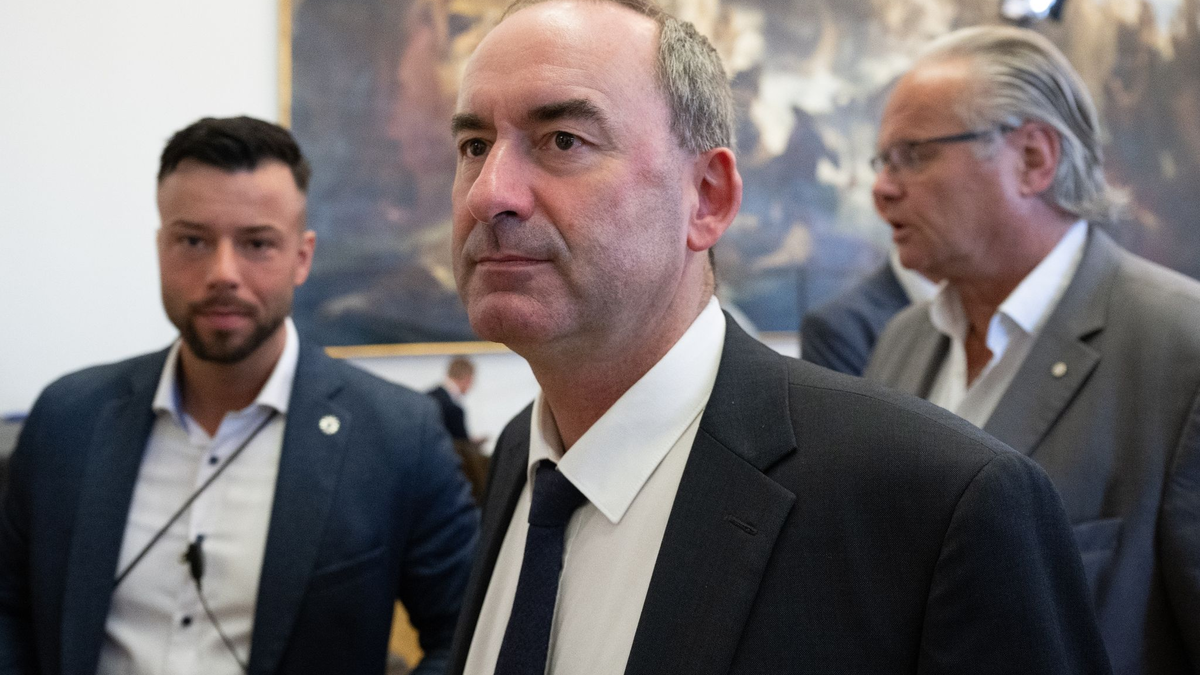 Hubert Aiwanger verlässt den bayerischen Landtag nach einer Sondersitzung zu den Vorwürfen gegen ihn im Zusammenhang mit einem Flugblatt mit antisemitischem Inhalt. - Foto: Sven Hoppe/dpa-Pool/dpa