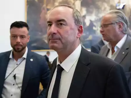 Hubert Aiwanger verlässt den bayerischen Landtag nach einer Sondersitzung zu den Vorwürfen gegen ihn im Zusammenhang mit einem Flugblatt mit antisemitischem Inhalt. - Foto: Sven Hoppe/dpa-Pool/dpa