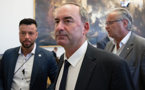 Hubert Aiwanger verlässt den bayerischen Landtag nach einer Sondersitzung zu den Vorwürfen gegen ihn im Zusammenhang mit einem Flugblatt mit antisemitischem Inhalt. - Foto: Sven Hoppe/dpa-Pool/dpa Hubert Aiwanger verlässt den bayerischen Landtag nach einer Sondersitzung zu den Vorwürfen gegen ihn im Zusammenhang mit einem Flugblatt mit antisemitischem Inhalt. - Foto: Sven Hoppe/dpa-Pool/dpa