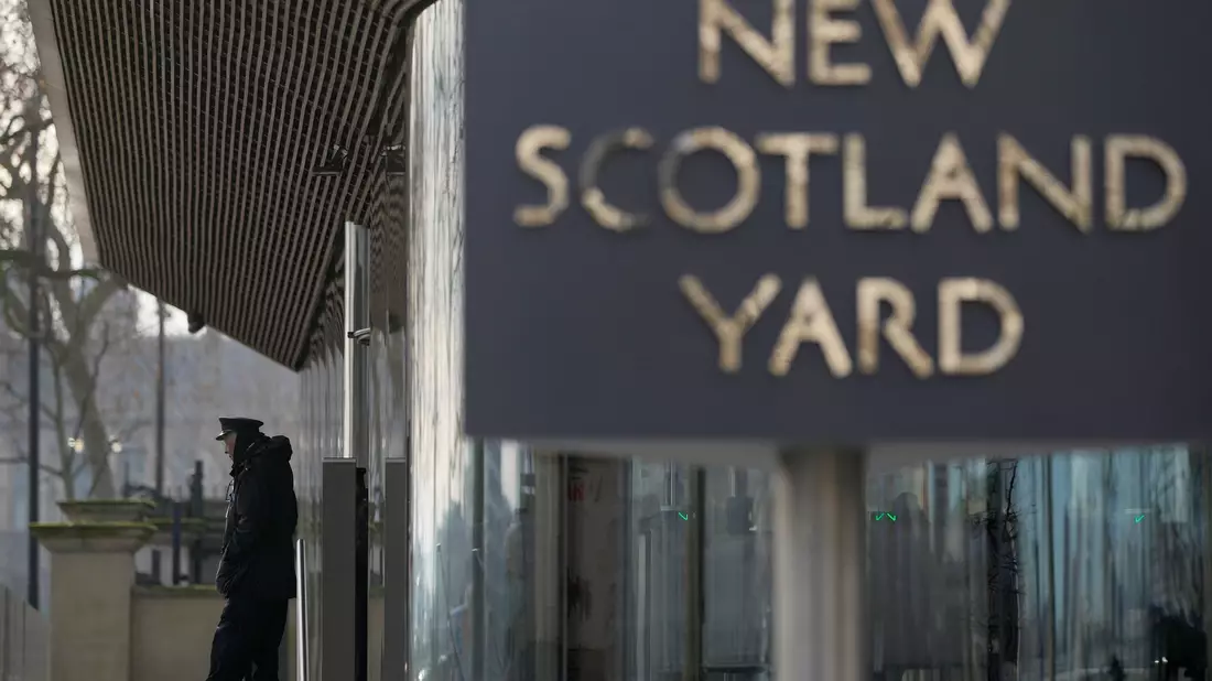 Der Schriftzug «New Scotland Yard» steht vor dem Hauptquartier der Metropolitan Police (MPS) in London. - Bild: Alastair Grant/AP/dpa