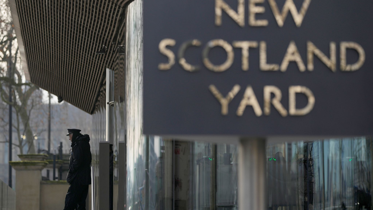 Der Schriftzug «New Scotland Yard» steht vor dem Hauptquartier der Metropolitan Police (MPS) in London. - Foto: Alastair Grant/AP/dpa