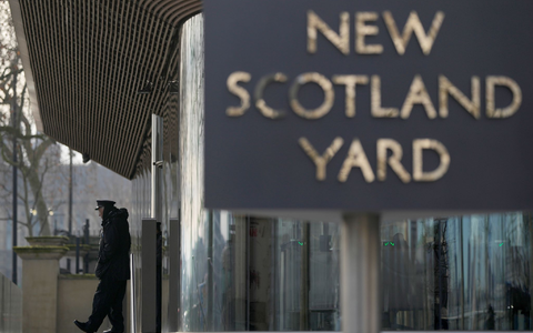 Der Schriftzug «New Scotland Yard» steht vor dem Hauptquartier der Metropolitan Police (MPS) in London. - Foto: Alastair Grant/AP/dpa