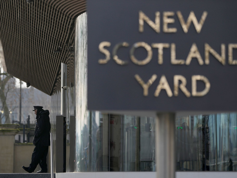 Der Schriftzug «New Scotland Yard» steht vor dem Hauptquartier der Metropolitan Police (MPS) in London. - Foto: Alastair Grant/AP/dpa