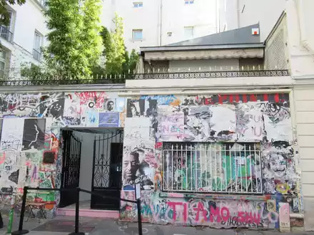 Das Haus, in dem der französische Musiker Serge Gainsbourg lebte. - Foto: Sabine Glaubitz/dpa