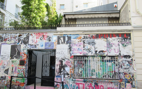 Das Haus, in dem der französische Musiker Serge Gainsbourg lebte. - Foto: Sabine Glaubitz/dpa