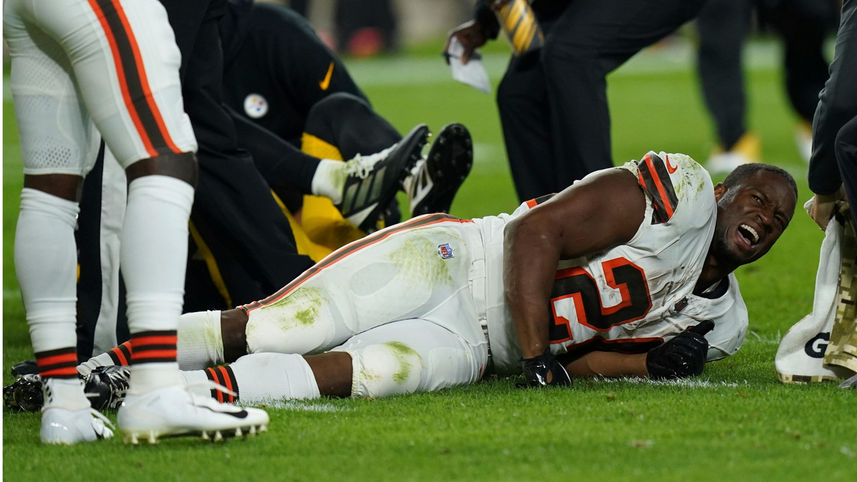 Nick Chubb liegt verletzt am Boden. - Foto: Matt Freed/AP/dpa