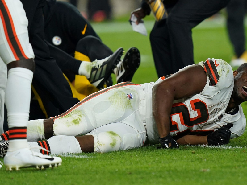Nick Chubb liegt verletzt am Boden. - Foto: Matt Freed/AP/dpa