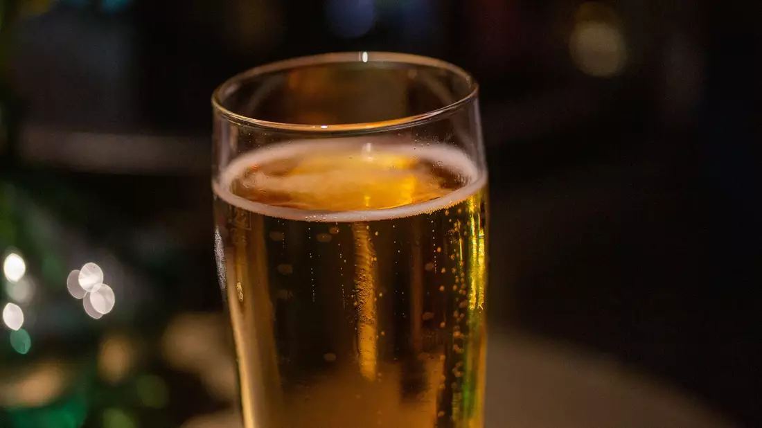 Ein Bierglas steht auf einem Tisch in einer Bar. - Bild: Fernando Gutierrez-Juarez/dpa
