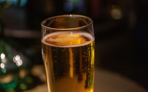 Ein Bierglas steht auf einem Tisch in einer Bar. - Foto: Fernando Gutierrez-Juarez/dpa