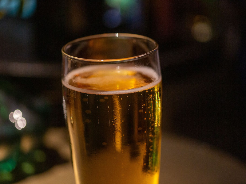 Ein Bierglas steht auf einem Tisch in einer Bar. - Foto: Fernando Gutierrez-Juarez/dpa