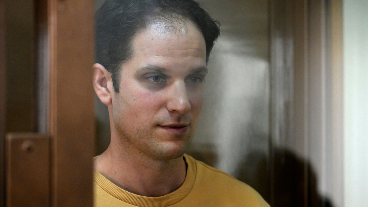 Evan Gershkovich in einem Glaskäfig im Gerichtssaal des Moskauer Stadtgerichts. - Foto: Dmitry Serebryakov/AP/dpa