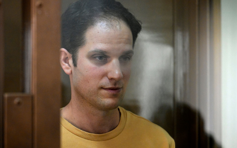 Evan Gershkovich in einem Glaskäfig im Gerichtssaal des Moskauer Stadtgerichts. - Foto: Dmitry Serebryakov/AP/dpa