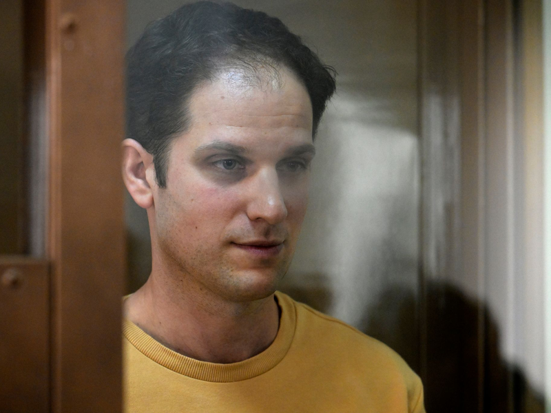 Evan Gershkovich in einem Glaskäfig im Gerichtssaal des Moskauer Stadtgerichts. - Foto: Dmitry Serebryakov/AP/dpa