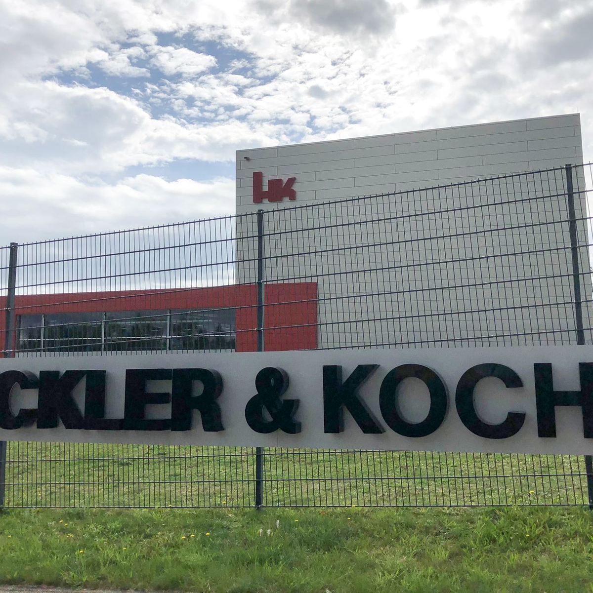 Eingang der Firmenzentrale des Waffenherstellers Heckler & Koch in Oberndorf (Baden-Württemberg). - Foto: Wolf von Dewitz/dpa-Zentralbild/dpa