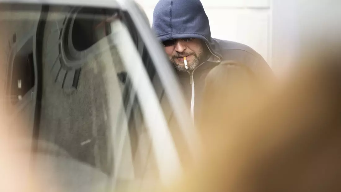 Juri Garawski aus Belarus steht während einer Pause vor dem Gericht in St. Gallen. - Bild: Gian Ehrenzeller/KEYSTONE/dpa