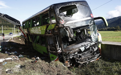 Der verunglückte Reisebus liegt im Graben: Bei dem Busunfall in Kärnten ist eine Frau ums Leben gekommen. - Foto: Gert Eggenberger/APA/dpa