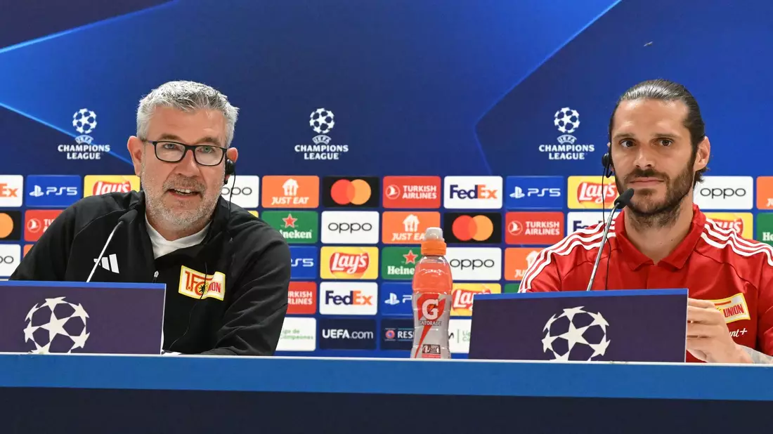 Union-Trainer Urs Fischer (l) und Kapitän Christopher Trimmel bei der Pressekonferenz in Madrid. - Bild: Matthias Koch/dpa