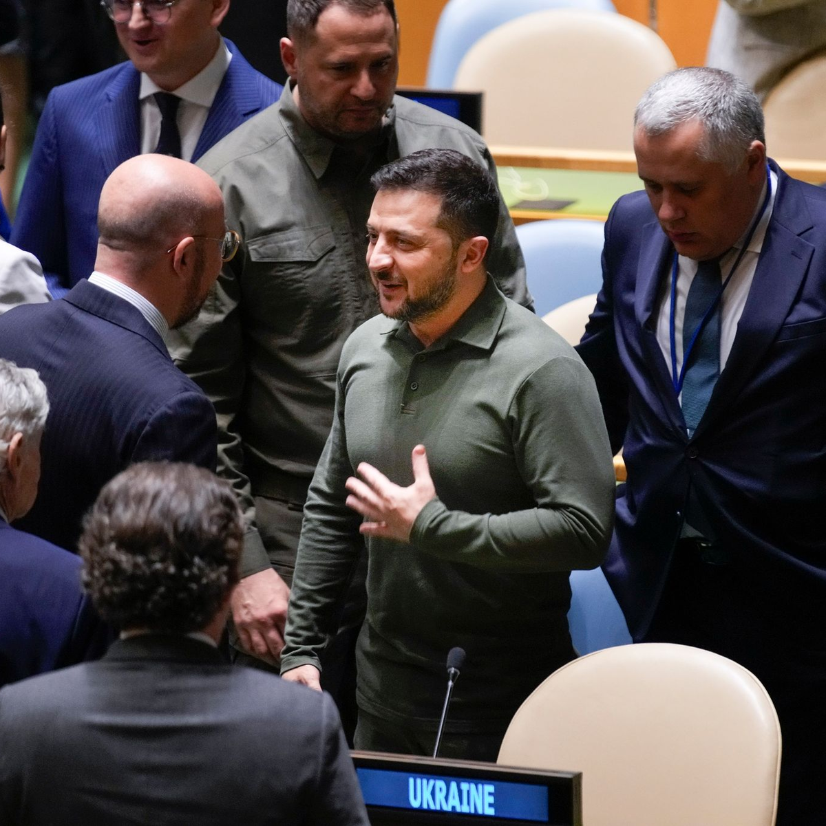 Der ukrainische Präsident Wolodymyr Selenskyj (M) trifft zur 78. Sitzung der Generalversammlung der Vereinten Nationen am ein. - Foto: Seth Wenig/AP/dpa