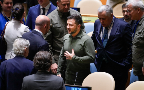 Der ukrainische Präsident Wolodymyr Selenskyj (M) trifft zur 78. Sitzung der Generalversammlung der Vereinten Nationen am ein. - Foto: Seth Wenig/AP/dpa