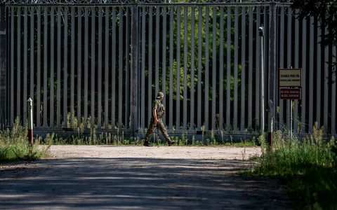 An der EU-Außengrenze zum Nachbarland Belarus hat Polen einen 5,5 Meter hohen Metallzaun mit Bewegungsmeldern und Nachtsichtkameras errichtet. Eine Affäre um mutmaßliche Korruption bei der Visavergabe bringt die PiS in Bedrängnis. - Foto: Fabian Sommer/dpa